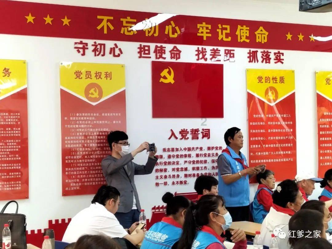 垃圾分类摆摊“凑热闹” 五马街道朔门社区在中学办起校园义卖